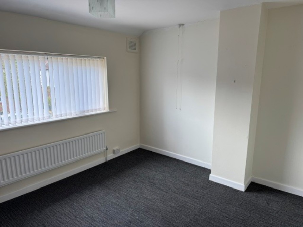 Lot: 228 - HOUSE WITH STRUCTURAL ISSUES FOR IMPROVEMENT - Main bedroom